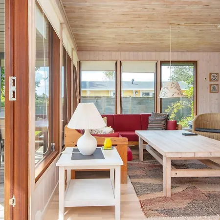 6 Person In Bjert-by Traum