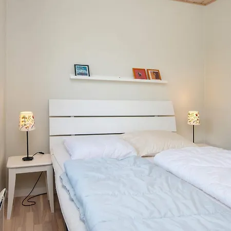 6 Person In Bjert-by Traum